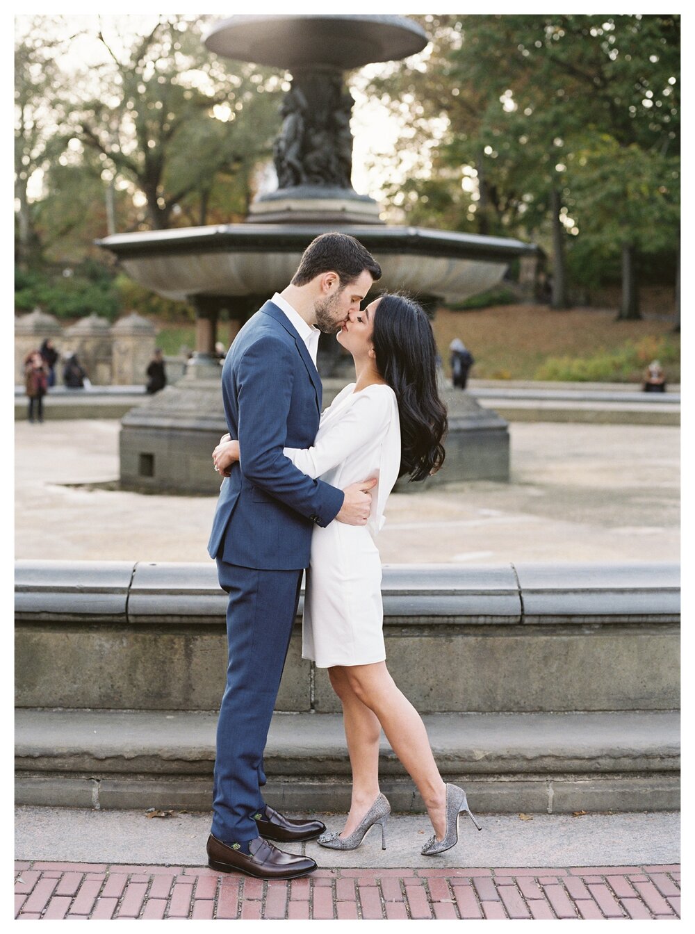  Engagement session at bethesda fountain in central park, fall engagement session in central park, autumn engagement session in central park, engagement session poses, engagement sessions outfits, new york engagement, central park engagement   