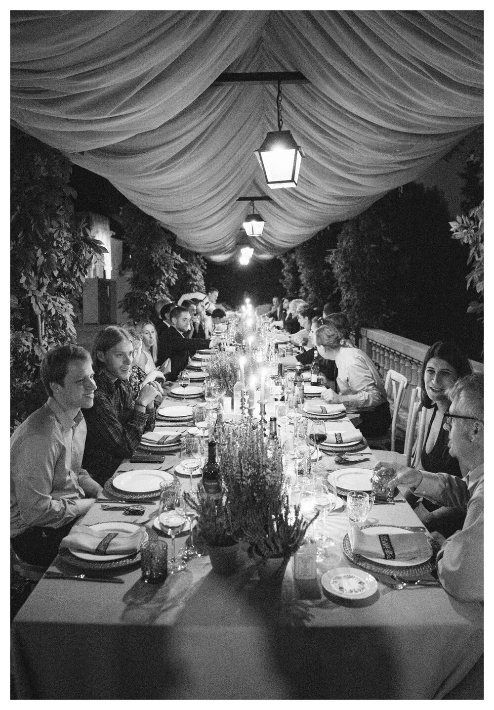  wedding guests having dinner at villa le fontanelle in Florence Italy, destination wedding Florence, wedding reception dinner, wedding guests 
