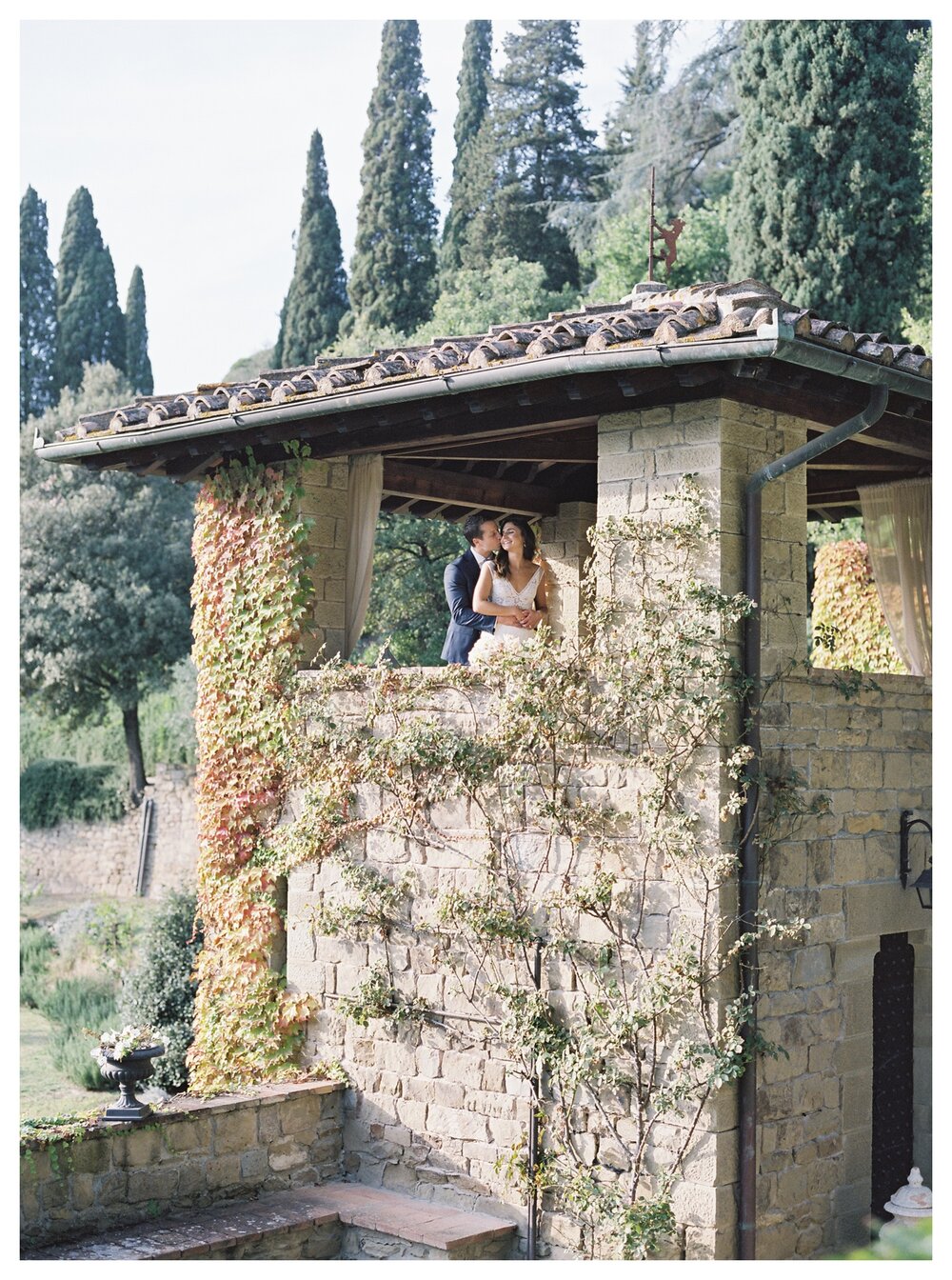  bride and groom photos at villa le fontanelle in florence tuscany, italy wedding villas, tuscany wedding venue, florence wedding italy, florence wedding photography, tuscany wedding photos, tuscany wedding villa, tuscany wedding ideas 