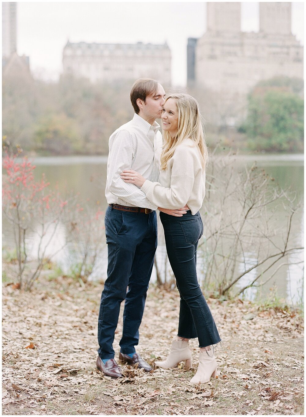 engagement photos in central park new york, engagement photos outfits ideas 